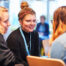 Drei junge weiblich gelesene Personen unterhalten sich. ©Servicestelle Jugendbeteiligung 2022